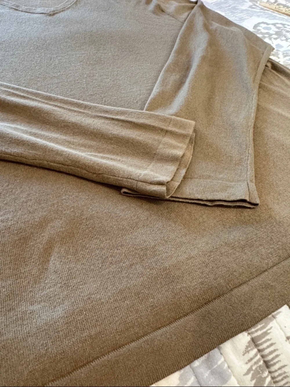 Banana Republic Men's V-Neck cashmere blend  Sweater in camel; size XL